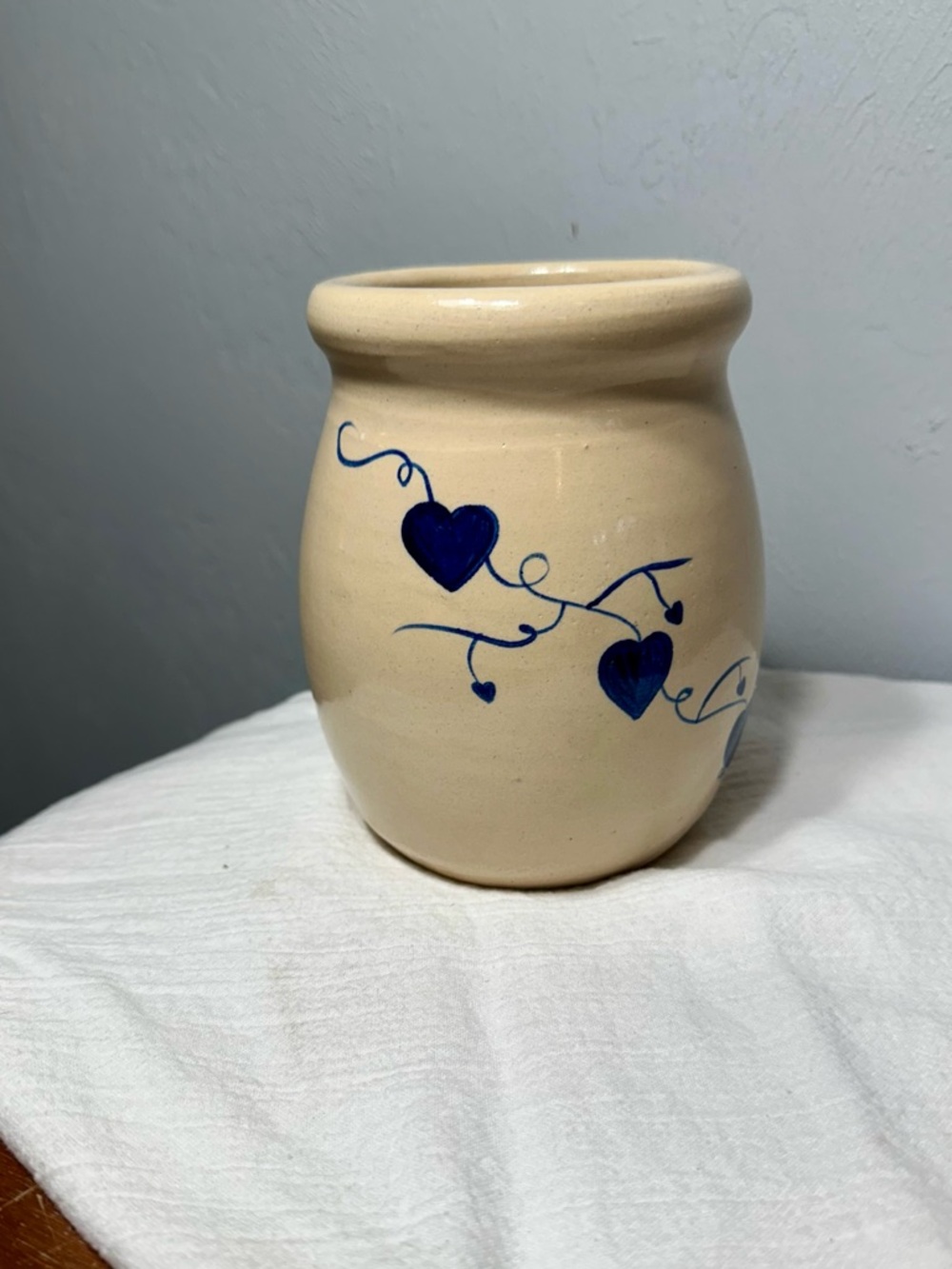 Vintage Hand-Painted Ceramic Utensil Crock with Blue Heart Vine - Picture 6 of 6